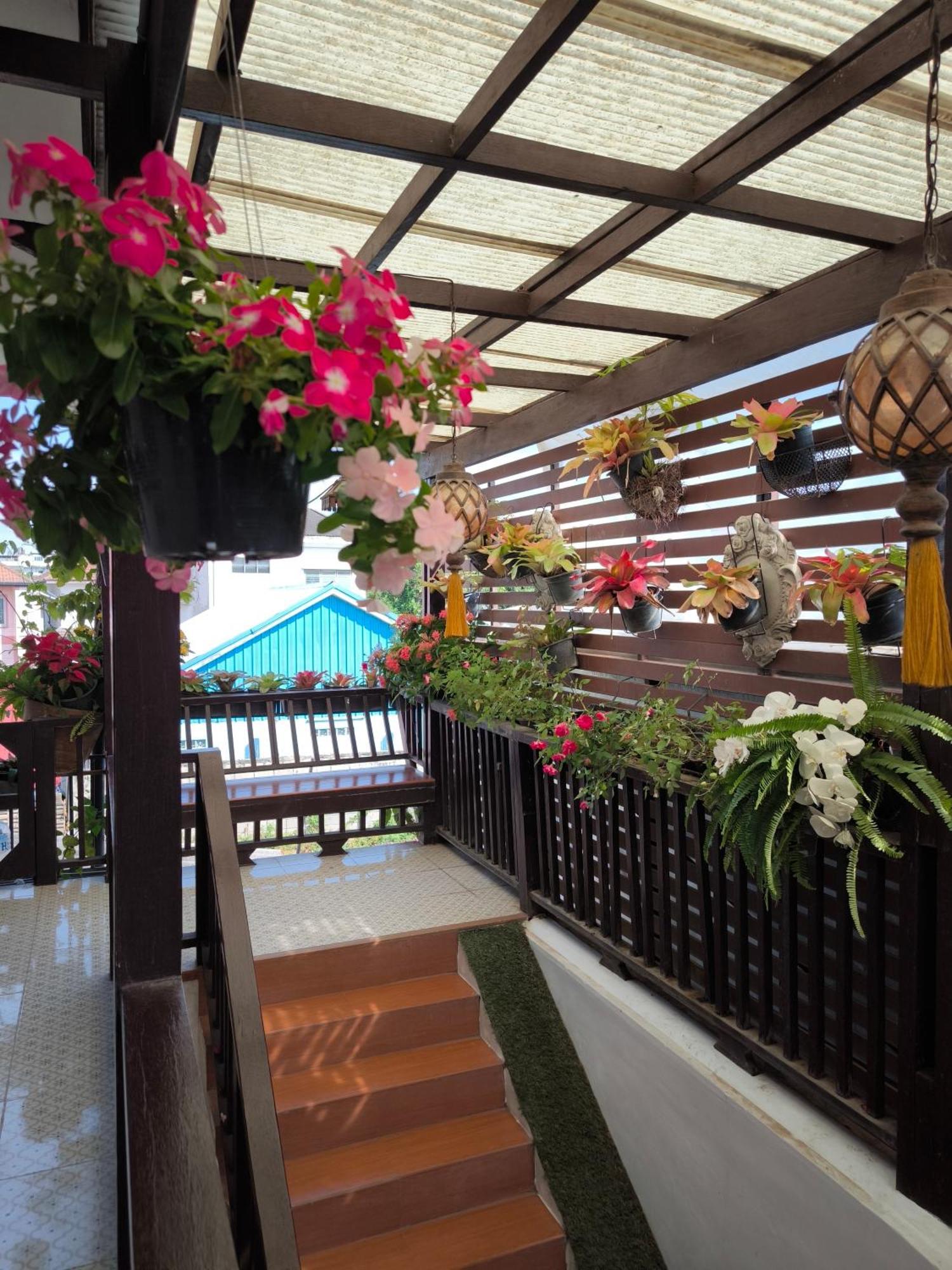 Ratchiangsaen Flora House Otel Chiang Mai Dış mekan fotoğraf